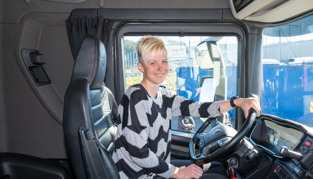 Hege Grande gleder seg til en arbeidshverdag uten stress. Hun begynner i ny jobb som lastebilsjåfør i november. Hege Grande gleder seg til en arbeidshverdag uten stress. Hun begynner i ny jobb som lastebilsjåfør i november.