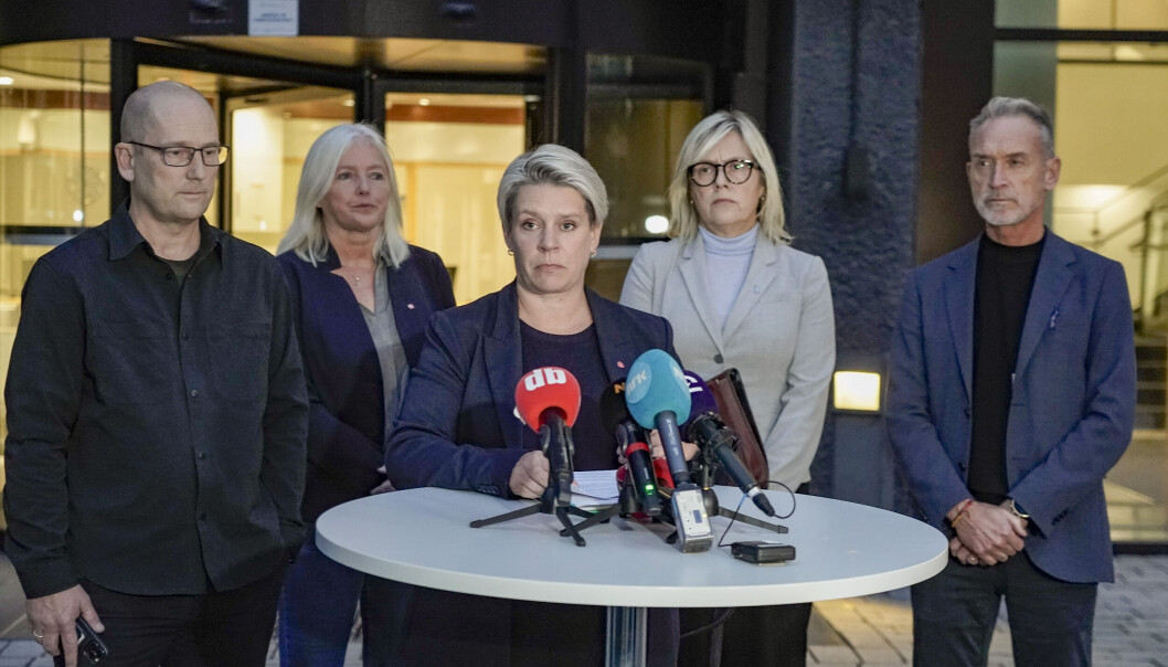 Arbeids- og inkluderingsminister Marte Mjøs Persen sammen med representanter for partene i lærerstreiken, etter at regjeringen valgte å stoppe streiken med tvungen lønnsnemnd. Arbeids- og inkluderingsminister Marte Mjøs Persen sammen med representanter for partene i lærerstreiken, etter at regjeringen valgte å stoppe streiken med tvungen lønnsnemnd.