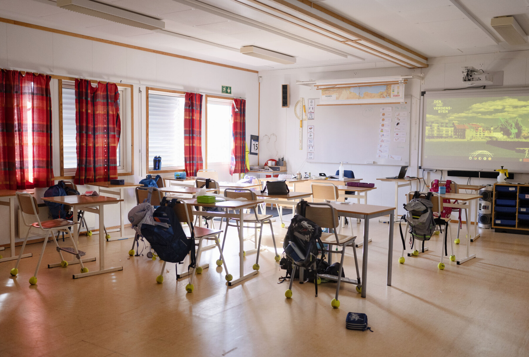 HER: Klasserom i en av brakkene som fortsatt er i bruk. Det var her koronaen spredte seg raskt.SAKEN: De ansatte ved Lunde skole i Fredrikstad har i over ti år blitt lovet ny skole, men ingenting har skjedd. Fortsatt foregår mye av undervisningen i det som skulle være midlertidige brakkeklasserom, hvor den eldste brakka nå har vært der i over 20 år. En av brakkene, som går under kallenavnet «containeren», er blitt stengt fordi det rant vann inn og det var muggproblemer. Inneklimaet er dårlig både i brakker og i hovedbygget, og ventilasjonen blir ikke oppgradert med stadige henvisninger til at «dere skal jo få ny skole».I desember 2021 opplevde skolen et eksplosivt koronautbrudd på 2. trinn. Utbruddet skjedde i det ene brakkeklasserommet, hvor alle elever på trinnet (med unntak av én elev) og læreren (Fredrik) ble smittet i løpet av noen få dager. I ettertid har både ansatte og foreldre lurt på om dårlig inneklima kan ha en sammenheng med hvorfor smitten spredte seg så fort. De har tatt opp saken med kommunen, og det blir gjennomført inneklimamålinger blant annet. Foreldrene mener at nå er det nok, og de krever fortgang i prosessen med ny skole. HER: Klasserom i en av brakkene som fortsatt er i bruk. Det var her koronaen spredte seg raskt.SAKEN: De ansatte ved Lunde skole i Fredrikstad har i over ti år blitt lovet ny skole, men ingenting har skjedd. Fortsatt foregår mye av undervisningen i det som skulle være midlertidige brakkeklasserom, hvor den eldste brakka nå har vært der i over 20 år. En av brakkene, som går under kallenavnet «containeren», er blitt stengt fordi det rant vann inn og det var muggproblemer. Inneklimaet er dårlig både i brakker og i hovedbygget, og ventilasjonen blir ikke oppgradert med stadige henvisninger til at «dere skal jo få ny skole».I desember 2021 opplevde skolen et eksplosivt koronautbrudd på 2. trinn. Utbruddet skjedde i det ene brakkeklasserommet, hvor alle elever på trinnet (med unntak av én elev) og læreren (Fredrik) ble smittet i løpet av noen få dager. I ettertid har både ansatte og foreldre lurt på om dårlig inneklima kan ha en sammenheng med hvorfor smitten spredte seg så fort. De har tatt opp saken med kommunen, og det blir gjennomført inneklimamålinger blant annet. Foreldrene mener at nå er det nok, og de krever fortgang i prosessen med ny skole.