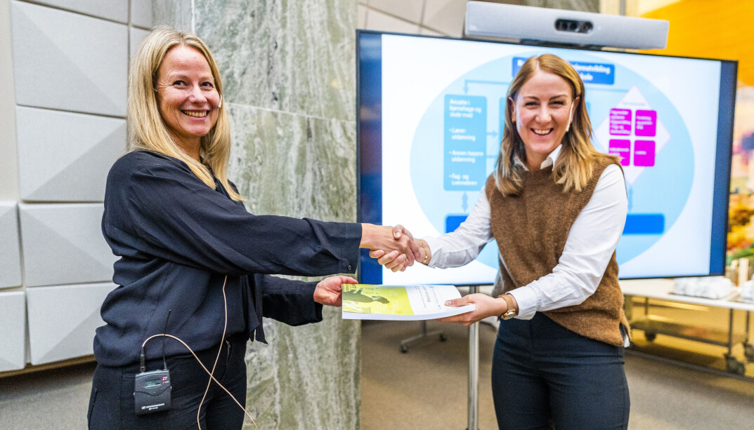 Kunnskapsminister Tonje Brenna (Ap) (t.h.) mottar rapporten fra utvalgsleder Sølvi Mausethagen på en pressekonferanse i Kunnskapsdepartementet onsdag. Kunnskapsminister Tonje Brenna (Ap) (t.h.) mottar rapporten fra utvalgsleder Sølvi Mausethagen på en pressekonferanse i Kunnskapsdepartementet onsdag.