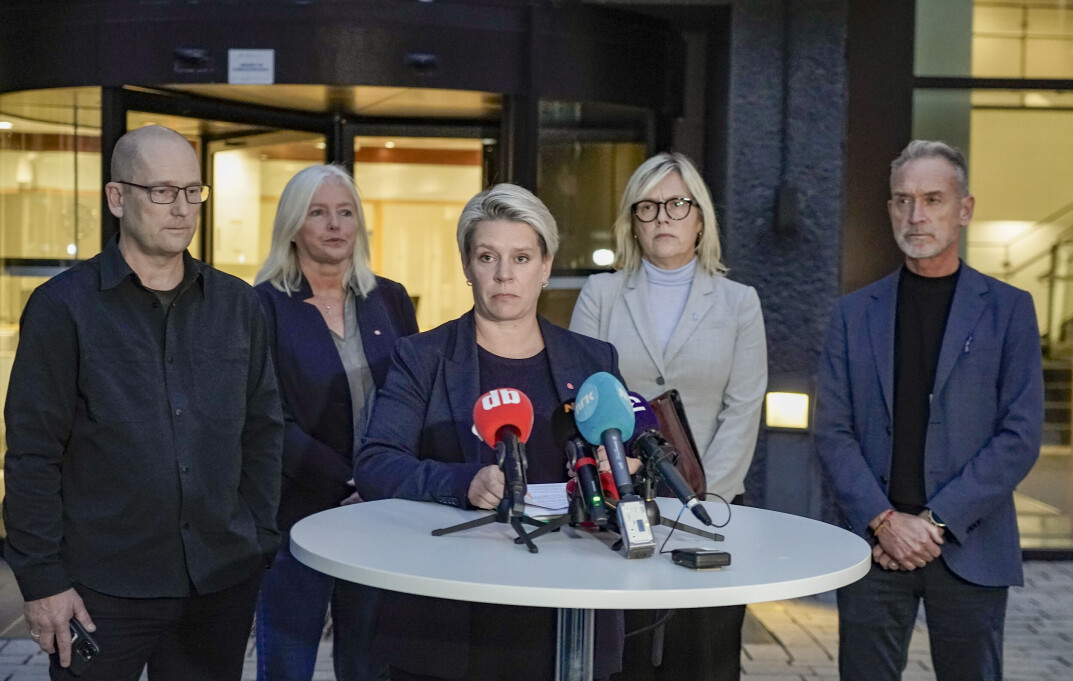Arbeids- og inkluderingsminister Marte Mjøs Persen (midten) sammen med f.v. leder i Utdanningsforbundet Steffen Handal, Mette Walker i Skolenes landsforbund, leder i Norsk Lektorlag Helle Christin Nyhuus og KS-leder Tor Arne Gnagsø, etter at regjeringen valgte å stoppe lærerstreiken med tvungen lønnsnemnd. Arbeids- og inkluderingsminister Marte Mjøs Persen (midten) sammen med f.v. leder i Utdanningsforbundet Steffen Handal, Mette Walker i Skolenes landsforbund, leder i Norsk Lektorlag Helle Christin Nyhuus og KS-leder Tor Arne Gnagsø, etter at regjeringen valgte å stoppe lærerstreiken med tvungen lønnsnemnd.