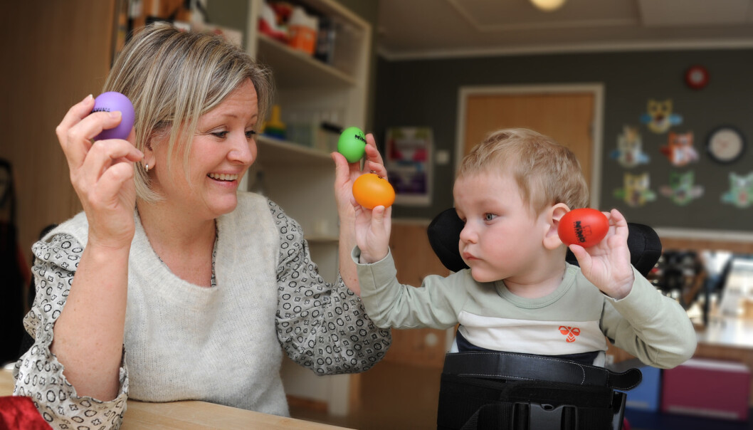 Noe av det Elias er mest glad i, er å spille på rasleegg. Her sammen med støttepedagog Synne Jorde Brekke, som han har et nært forhold til. Noe av det Elias er mest glad i, er å spille på rasleegg. Her sammen med støttepedagog Synne Jorde Brekke, som han har et nært forhold til.