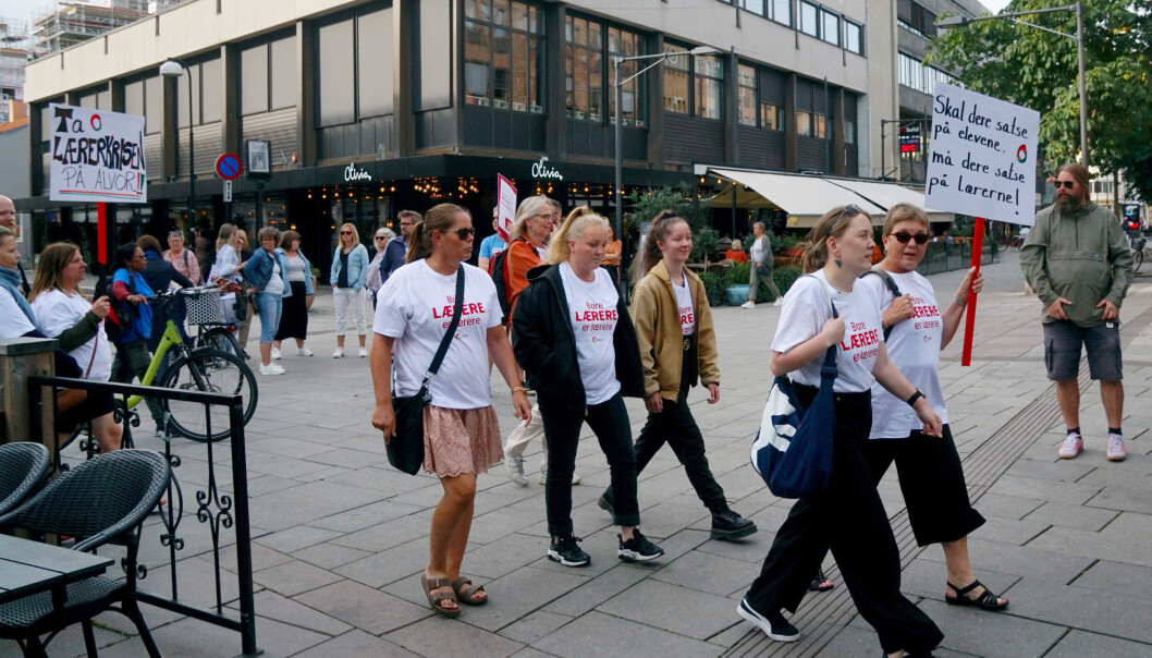 Lærerstreiken ble avblåst med tvungen lønnsnemnd. Dette var et feilgrep, ifølge Elisabeth Lindland i MDG. Lærerstreiken ble avblåst med tvungen lønnsnemnd. Dette var et feilgrep, ifølge Elisabeth Lindland i MDG.