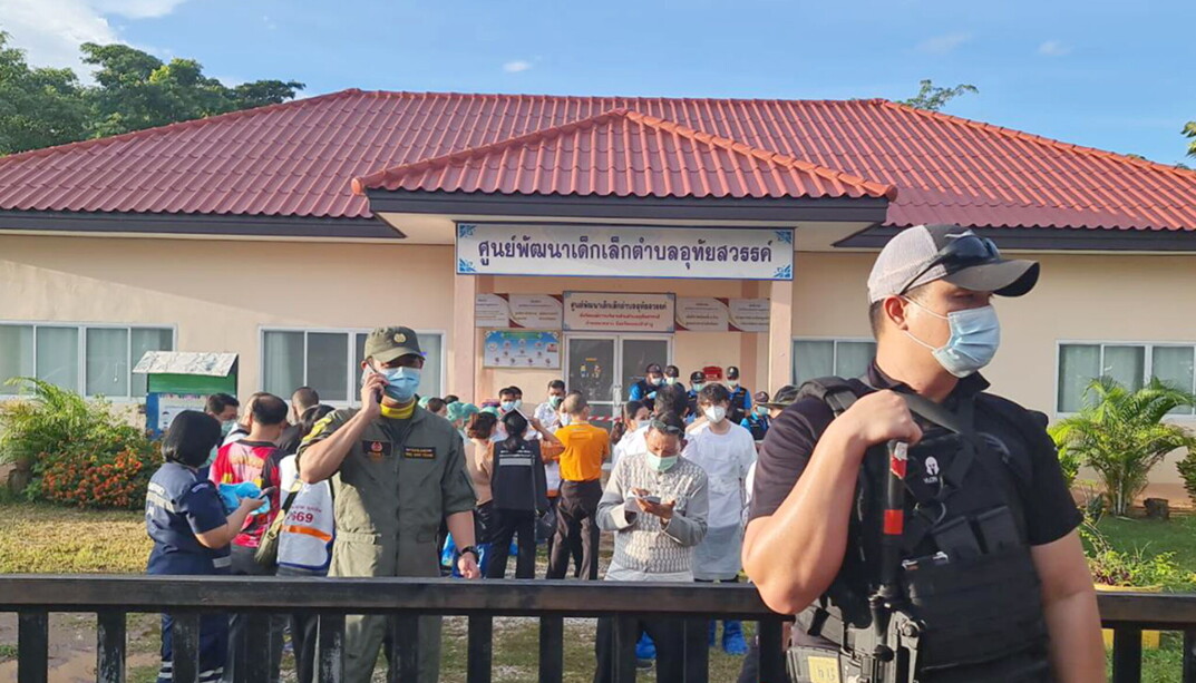 En væpnet politimann vokter porten ved barnehagen i Nongbua Lamphu i Thailand etter skytingen som kostet minst 34 menneskeliv. En væpnet politimann vokter porten ved barnehagen i Nongbua Lamphu i Thailand etter skytingen som kostet minst 34 menneskeliv.