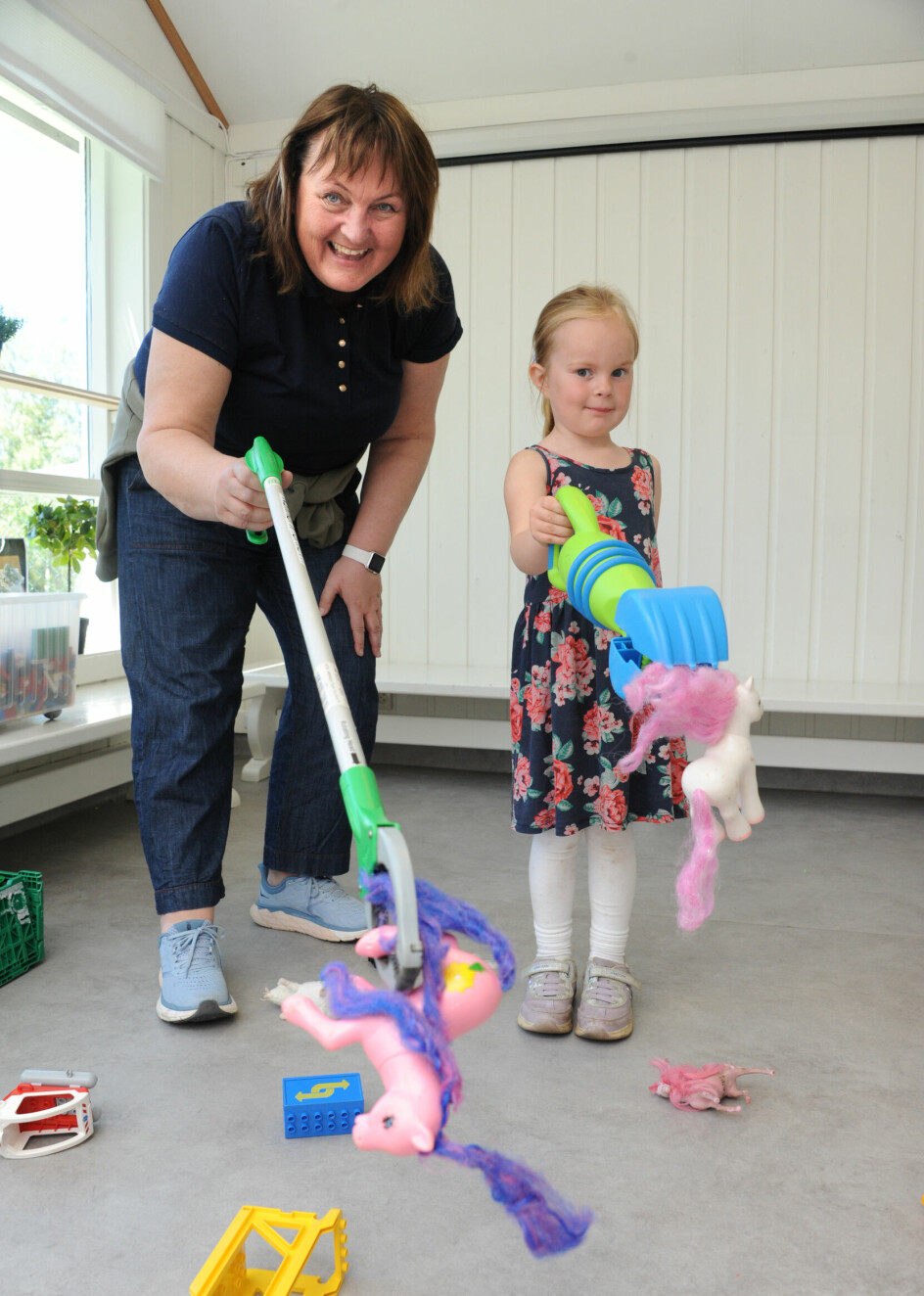 Pedagogisk leder Mona Thorsen og Emma Helene Alfsen Drage bruker ryddeklype til å rydde og ta opp lekene med, for å slippe å bøye seg.