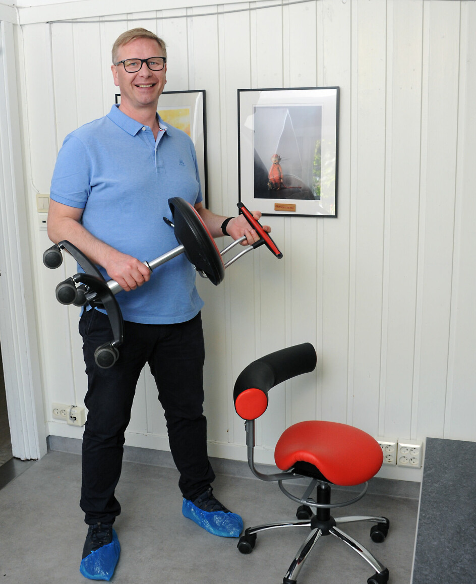 Enhetsleder Johnny Svensvik viser fram en trillestol som de voksne kan sitte på i barnas høyde, og en stol der de voksne sitter ergonomisk riktig.