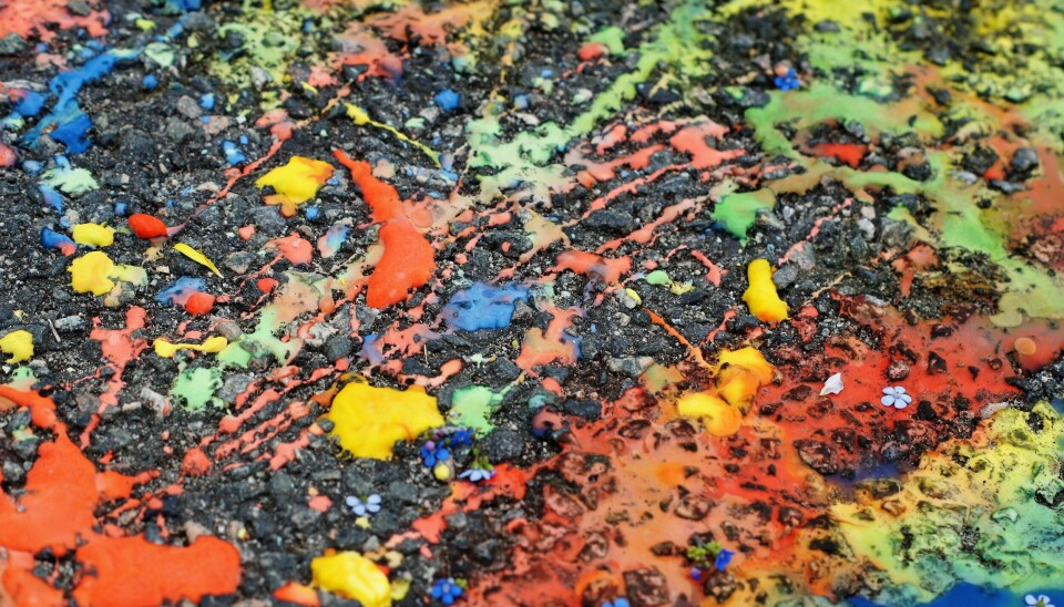 Blander du maisenna, vann og konditorfarge får du en blanding som barna kan dryppe omkring og lage vakre fargespill av på asfalten. Iført regntøy kan barna vandre med hver sin fylte bøtte og splitte og sprute som den amerikanske kunstneren Jackson Pollack, kjent for sin abstrakte ekspresjonisme.