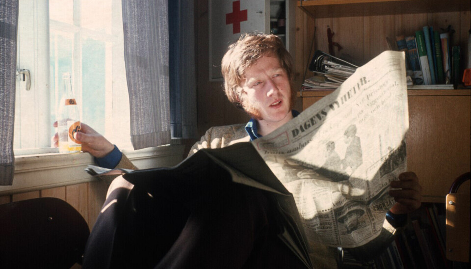 Clemens sitter fordypet i den svenske avisen Dagens Nyheter i personalrommet på Aurland barne- og ungdomsskole i 1973. Foto Bjørn Vegard Johnsen