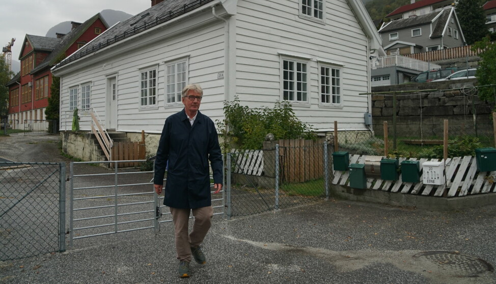 Clemens Saers foran skolebygget i kommunesenteret Aurlandsvangen, der han fikk sin første lærerjobb i Norge og har gode minner fra.