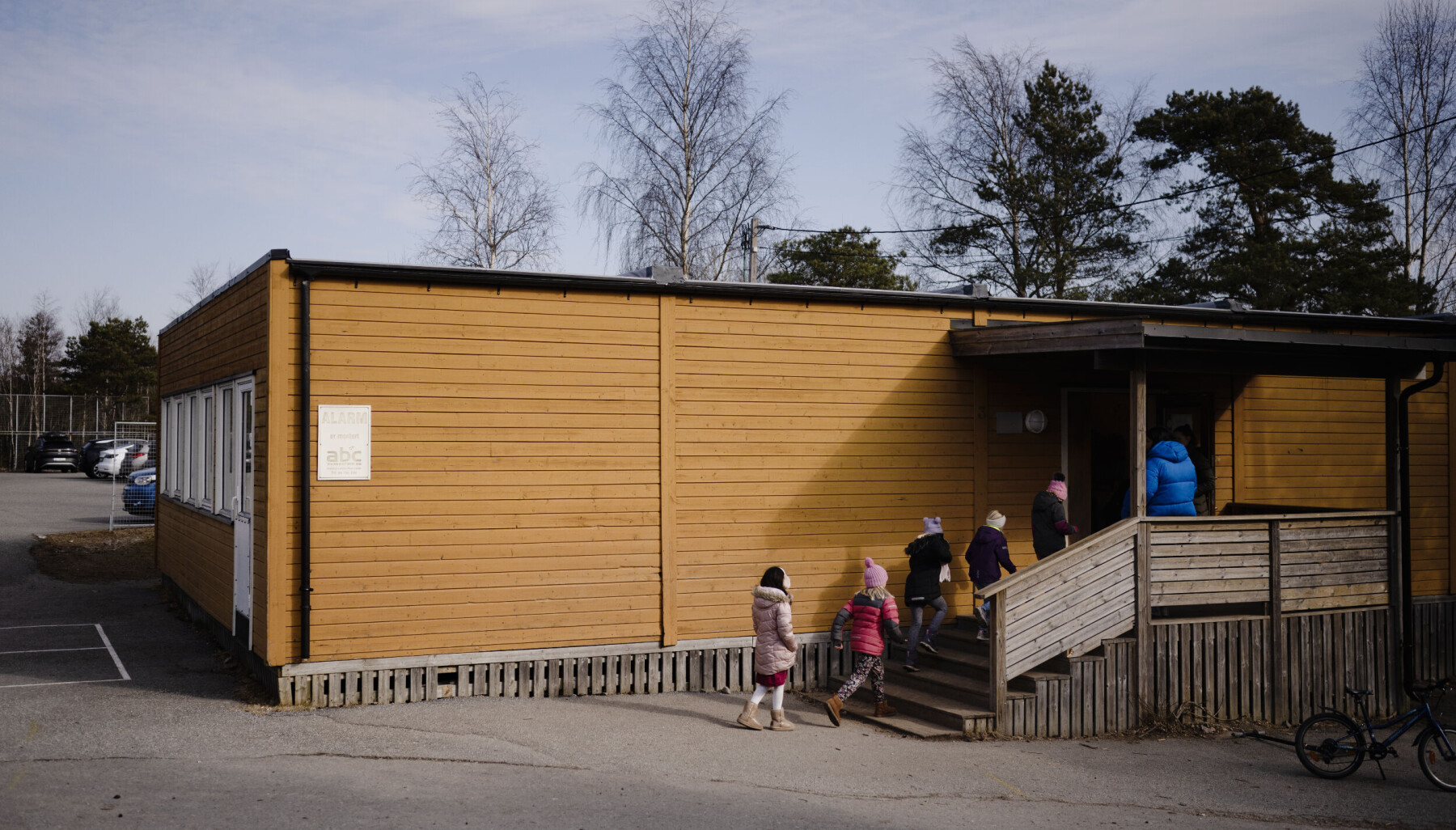 Elever på vei inn i ett av brakkeklasserommene på Lunde skole i Fredrikstad kommue. I desember 2021 opplevde de et eksplosivt koronautbrudd i nettopp denne brakka. *** Local Caption *** PusteproblemetSmitten i luftaDen siste novemberdage i 2021 kom koronaviruset inn i dette klasserommet. Få dager senere var 28 av 29 elever smittet. Elever på vei inn i ett av brakkeklasserommene på Lunde skole i Fredrikstad kommue. I desember 2021 opplevde de et eksplosivt koronautbrudd i nettopp denne brakka. *** Local Caption *** PusteproblemetSmitten i luftaDen siste novemberdage i 2021 kom koronaviruset inn i dette klasserommet. Få dager senere var 28 av 29 elever smittet.