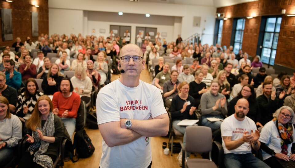 Leder i Utdanningsforbundet, Steffen Handal, holder appell til streikende barnehagelærere i Oslo på Ingeniørenes Hus 17.10.22