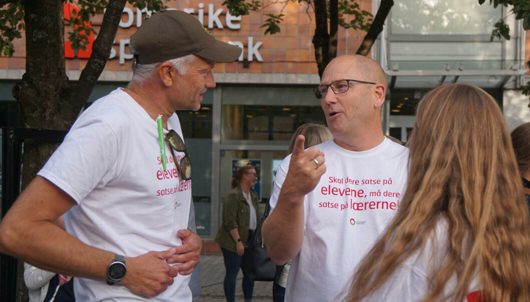 Utdanningsforbundets leder Steffen Handal mener det var på tynt grunnlag regjeringen grep inn og stanset lærerstreiken 27. september. Utdanningsforbundets leder Steffen Handal mener det var på tynt grunnlag regjeringen grep inn og stanset lærerstreiken 27. september.