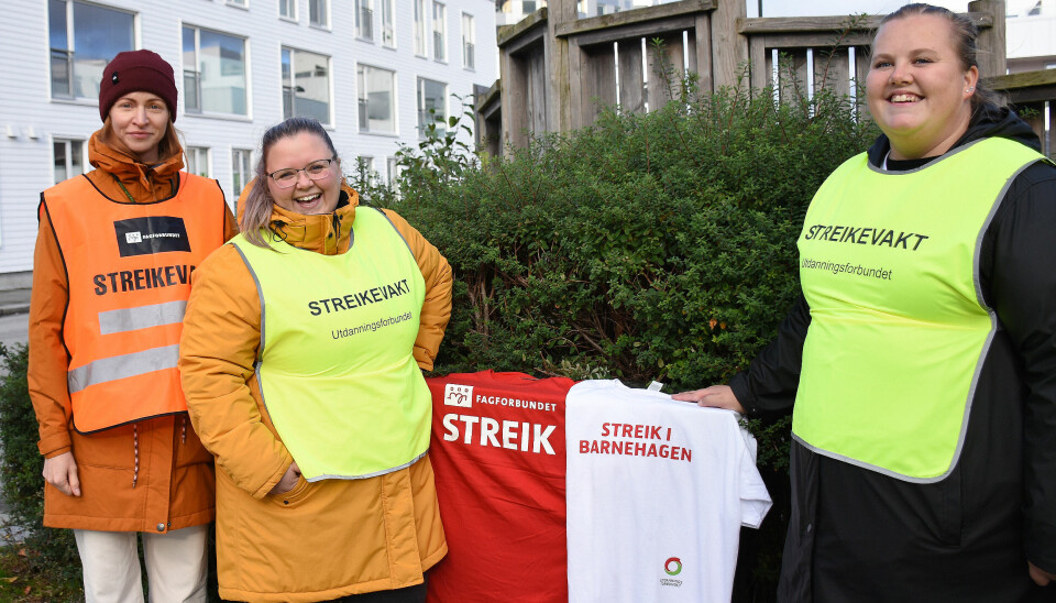 Nina Helene Giske t.v., Hanne Austheim og Britt Elin Laursen stiller opp daglig for å informere foreldre og andre forbipasserende om streiken.