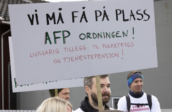 Streikende i PBL-barnehagen Store Tune gård i Sarpsborg.