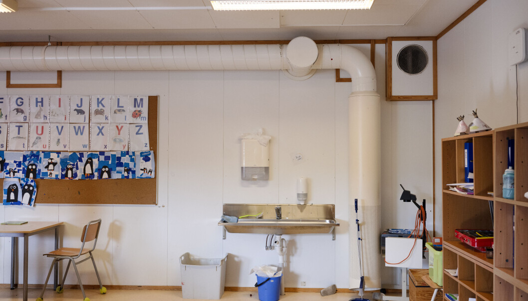 Forskere verden peker å at bedre ventilasjon i klasserom vil spare elever og lærere for mange luftveisinfeksjoner - og samfunnet for milliarder hvert år. Forskere verden peker å at bedre ventilasjon i klasserom vil spare elever og lærere for mange luftveisinfeksjoner - og samfunnet for milliarder hvert år.