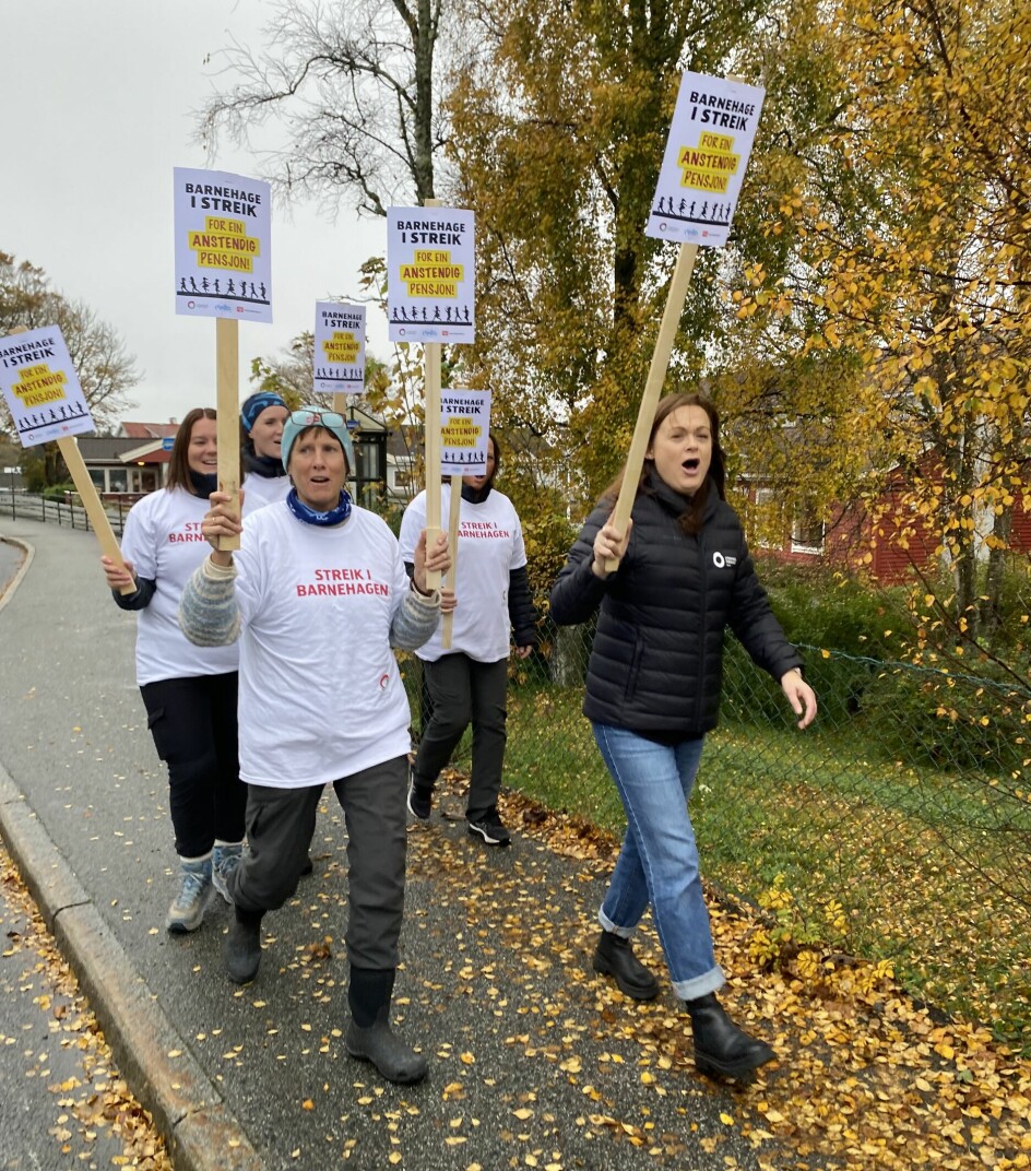 Dei streikande går i demonstrasjonstog ein tidleg føremiddag gjennom kommunesenteret i Bømlo. Frå venstre: Aud Elisabeth Halleraker, Cecilie Alvsvåg, Ingunn Vespestad, Sissel Grindheim og Hildegunn Andal.