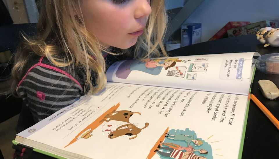Deler ut gratis bøker til småbarnsforeldre for å få barn til å lese