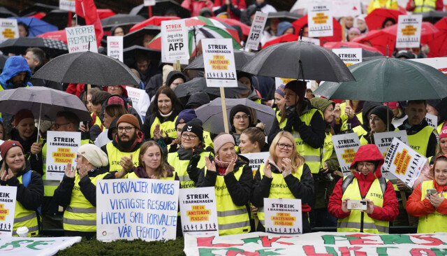 Utdanningsforbundet, Fagforbundet og Delta avholder en felles streikemarkering utenfor Stortinget. Utdanningsforbundet, Fagforbundet og Delta avholder en felles streikemarkering utenfor Stortinget.