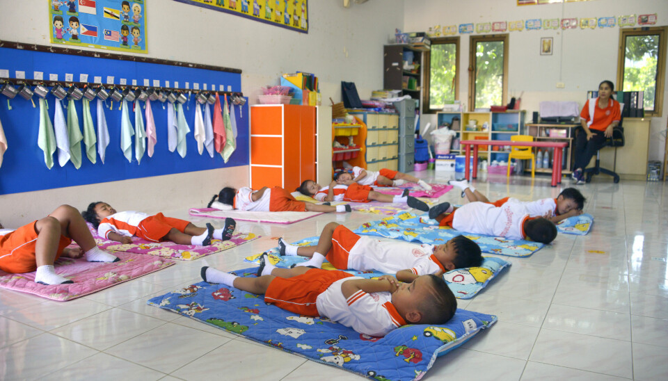 Sola skinner, og klasserommet er lyst. Likevel legger barna seg lydig ned for å ha hvilestund. Det ser ut som de synes det gjør godt å få roet seg ned.