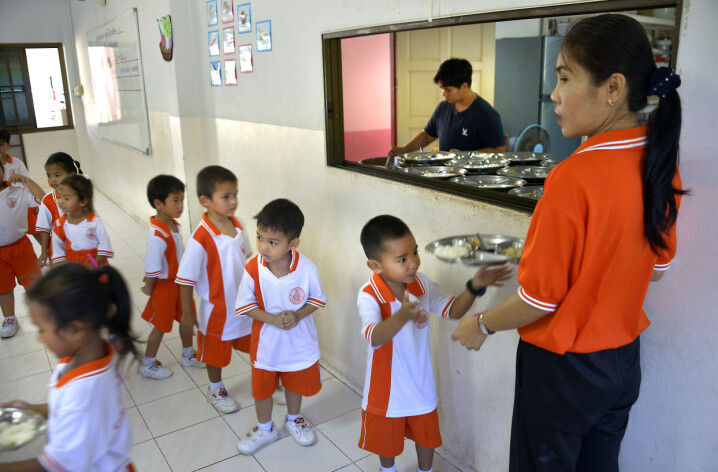 Barnehagelærer Peaw er også med og deler ut mat til barna. Ingen knuffing her, og de fleste husker å takke.