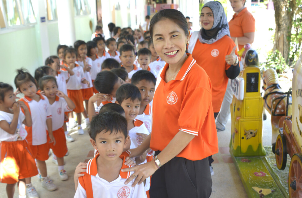 – Sawasdee, smiler barnehagelærer Peaw og ønsker barna velkommen til Kamala Child Development Center. Sawasdee betyr «god morgen» på thai. – Sawasdee, smiler barnehagelærer Peaw og ønsker barna velkommen til Kamala Child Development Center. Sawasdee betyr «god morgen» på thai.