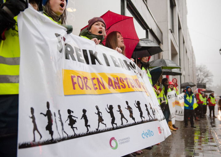 Streikemarkering med de streikende i PBL-barnehagene foran Stortinget og PBL sine lokaler. Streikemarkering med de streikende i PBL-barnehagene foran Stortinget og PBL sine lokaler.