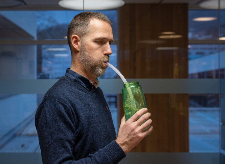 Lærer Knut Vegard må blåse i en flaske hver morgen for å klare en dag i klasserommet