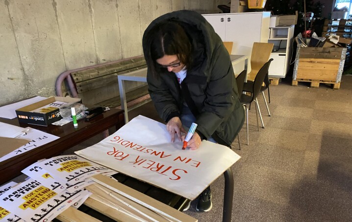 En av de streikende barnehagelærerne i Bømlo skriver streikeplakater. En av de streikende barnehagelærerne i Bømlo skriver streikeplakater.