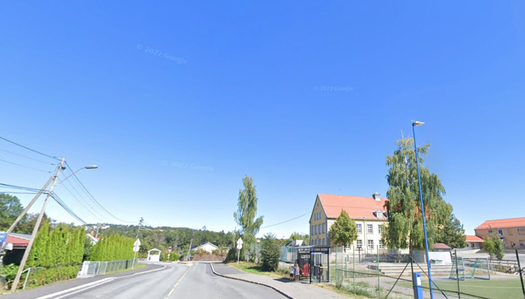 Ei jente ble stoppet av en bil på vei til Jar skole onsdag morgen. Ei jente ble stoppet av en bil på vei til Jar skole onsdag morgen.