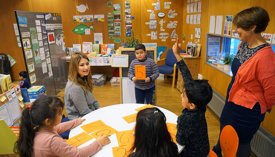 Oslos byråd for oppvekst og kunnskap, Tone Tellevik Dahl (til høyre), har fått gjennomslag for ekstra bevilgninger til flere lærere på skoler med stort mangfold. Rommen skole har fått fem ekstra lærere dette skoleåret. Her finner elevene tiervenner.