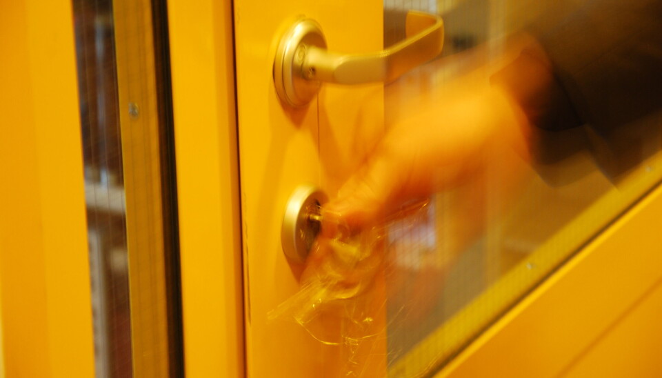 Bakdøra inn til klasserommet må låsast, og det hastar