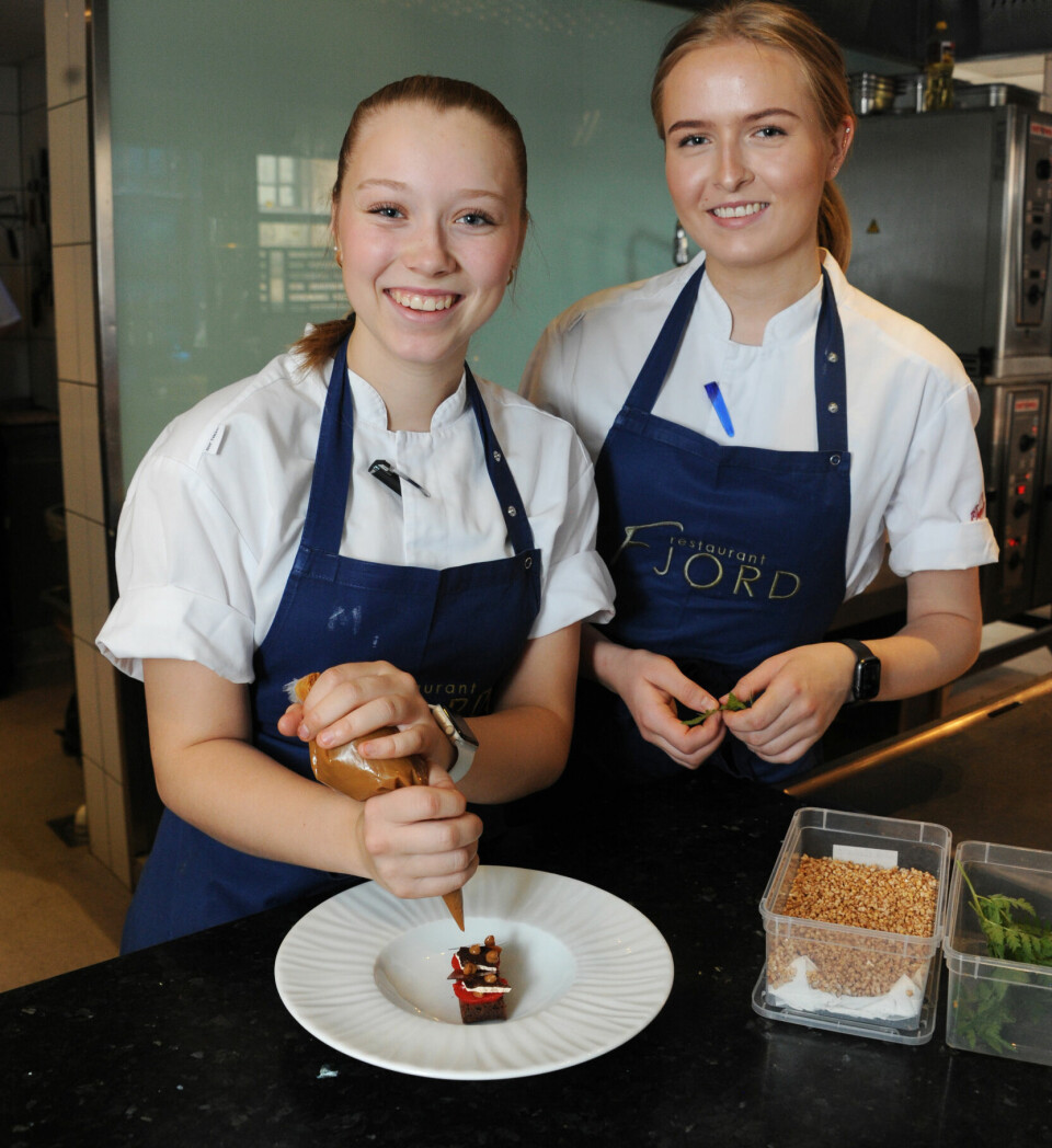 Kokk Maren Bjune (19) og Lea er i ferd med å legge opp en dessert. Lea setter stor pris på den gode veiledningen hun får hele veien.