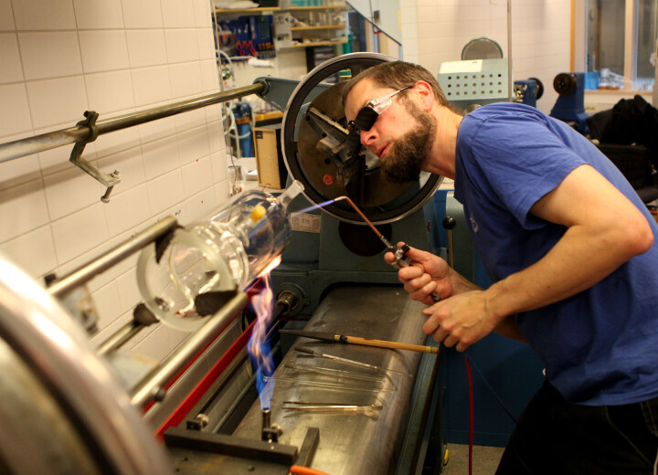 Sebastian blåser glassapparater til forskning og undervisning