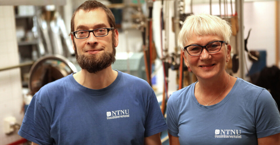 Sebastian blåser glassapparater til forskning og undervisning