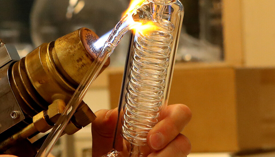 Sebastian blåser glassapparater til forskning og undervisning
