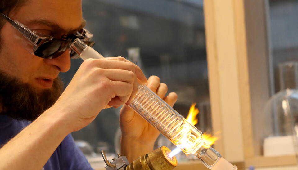 Sebastian blåser glassapparater til forskning og undervisning
