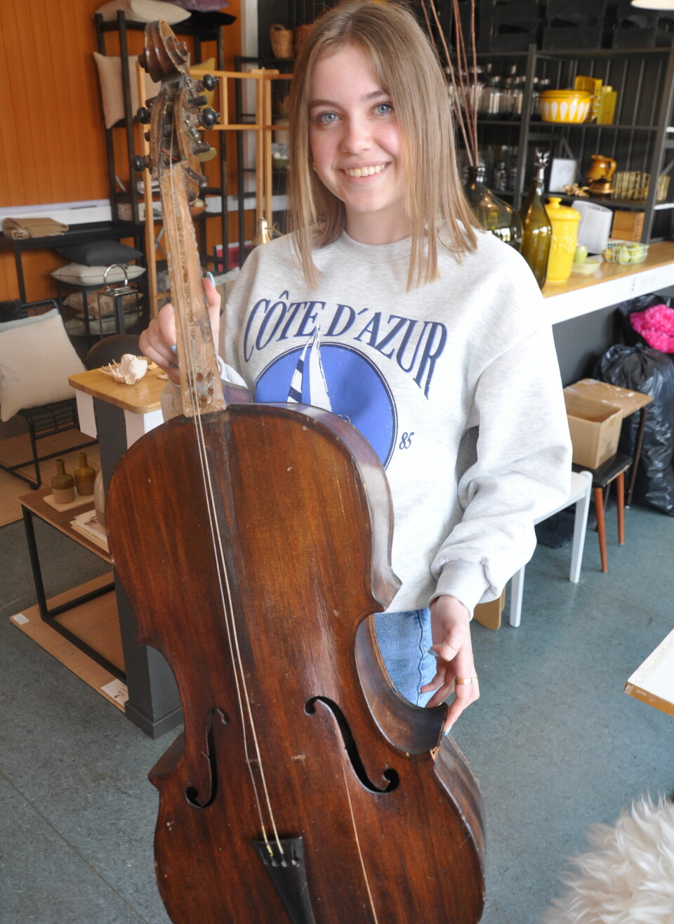 En gammel cello er dekorativ og kan brukes til så mangt, tenker Hanna-Kirstine Statshaug.