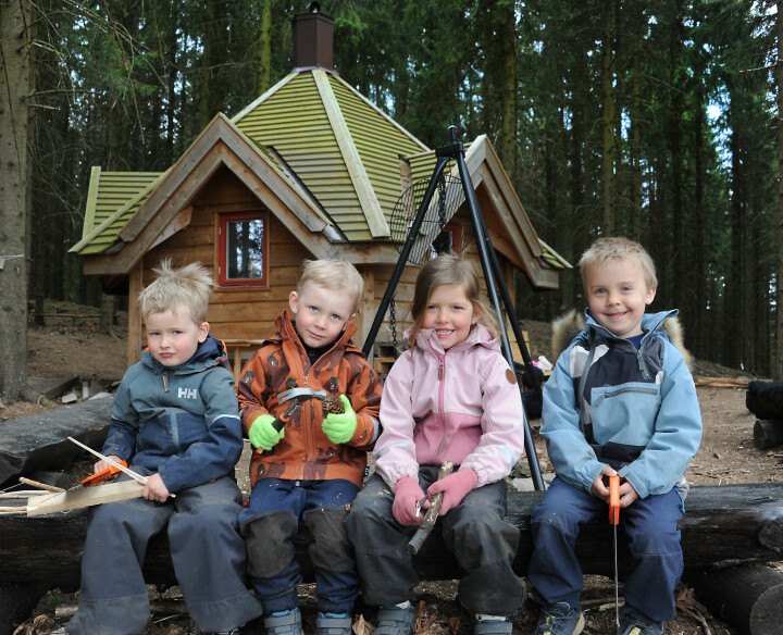 Barna liker å sitte på spikkebenken og spikke rundt bålpanna: Jacob Egge Sørlie (t.v.), Magnus Helmen Heggen, Natalie Dynna og Jonas Johansen.