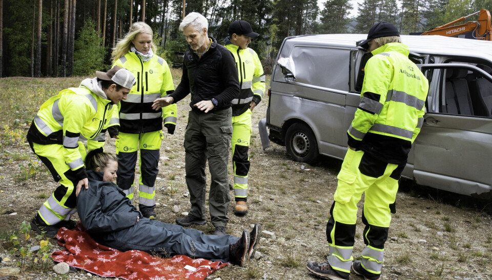 På denne stasjonen er det simulering av ulykke. Paramedic Eirik Holmstrøm veileder elevene som skal ta seg av de skadde.