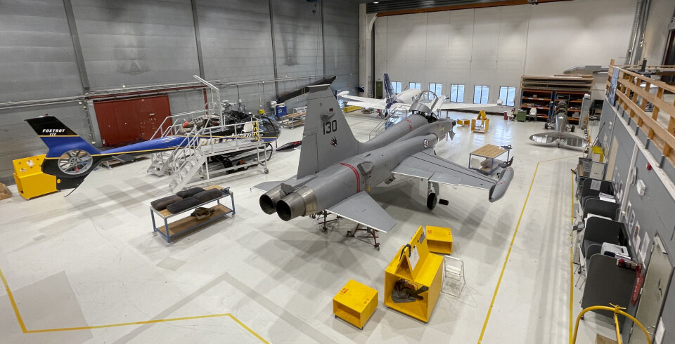 Flyfagelevene på Sola har tre fly og et helikopter i skolens hangar som de kan mekke på.