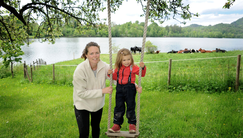 Pedagogisk leder og vikarierende styrer Siri Katrine Austad sammen med Emily Rose Zacour (4 år) på en naturhuske barnehagen har laget selv. Pedagogisk leder og vikarierende styrer Siri Katrine Austad sammen med Emily Rose Zacour (4 år) på en naturhuske barnehagen har laget selv.