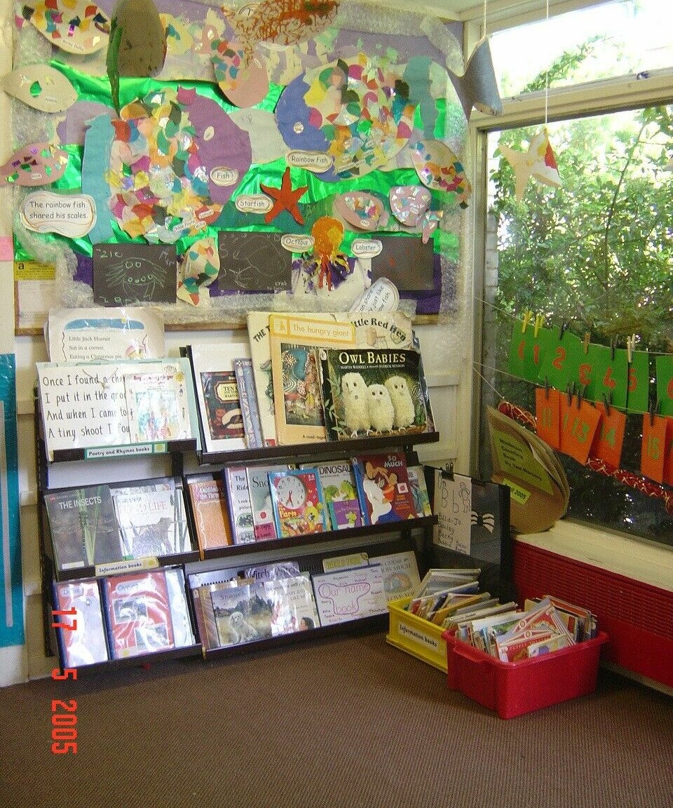 LESEKROK: Barna har tilgang til bøker for å lese alene eller sammen med voksne i den engelske barnehagen.