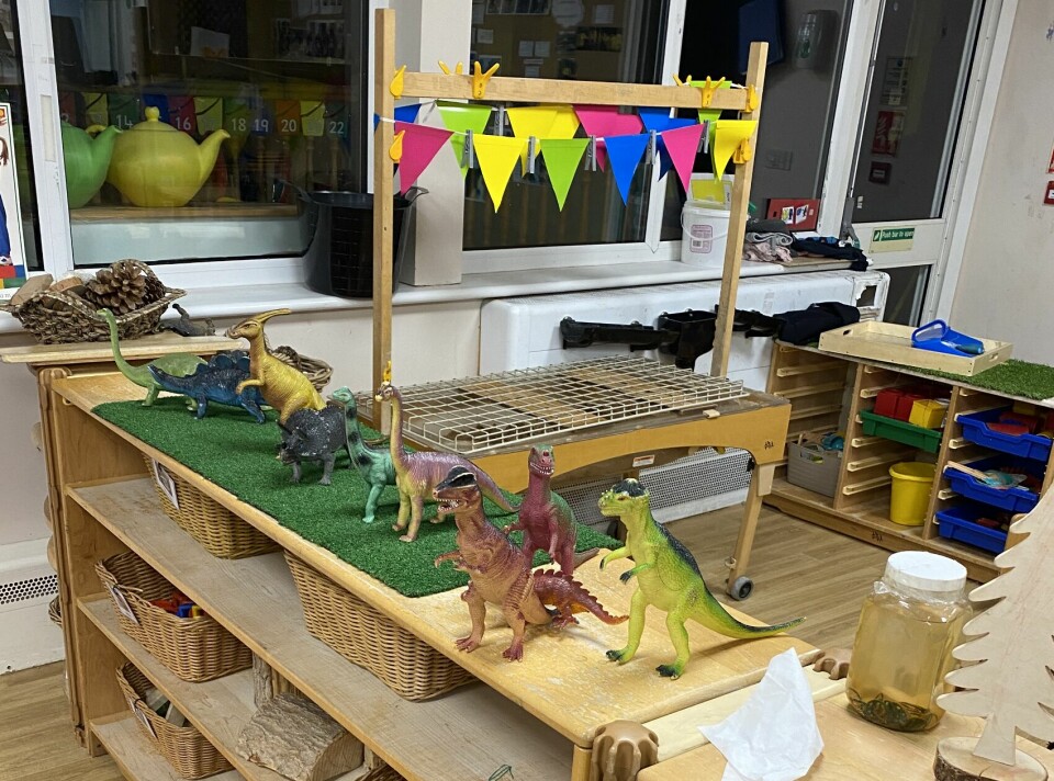 Dinosaurer, dyr og naturmaterialer er noe de engelske barna liker å leke med.