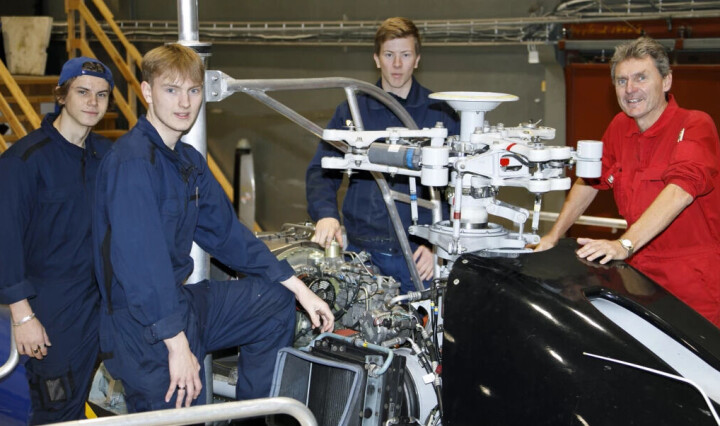 På Sola har de ventelister
for å mekke på flymotorer