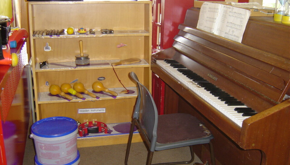 MUSIKKSONE: Barna har tilgang til ulike instrumenter og piano.