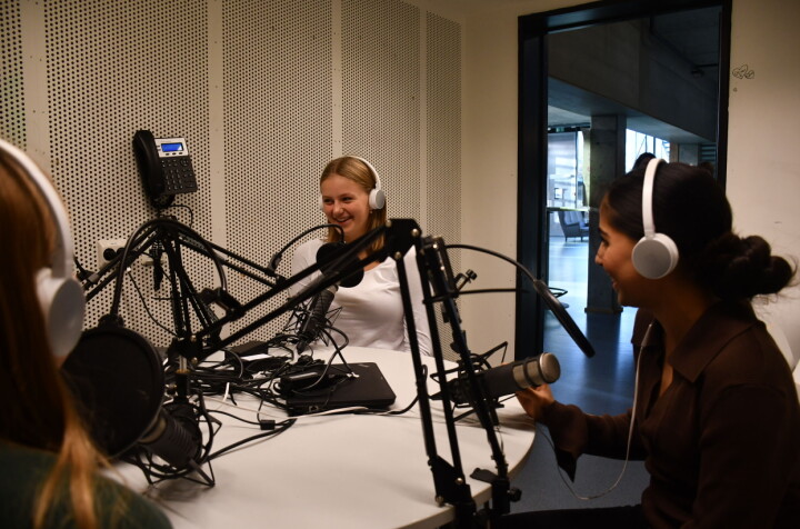 – Det er bra med stor frihet, sier Elena Helland, elev ved Mæla ungdomsskole. Her er elevene i podkaststudioet for å lage skoleoppgave. Mæla ungdomsskole.