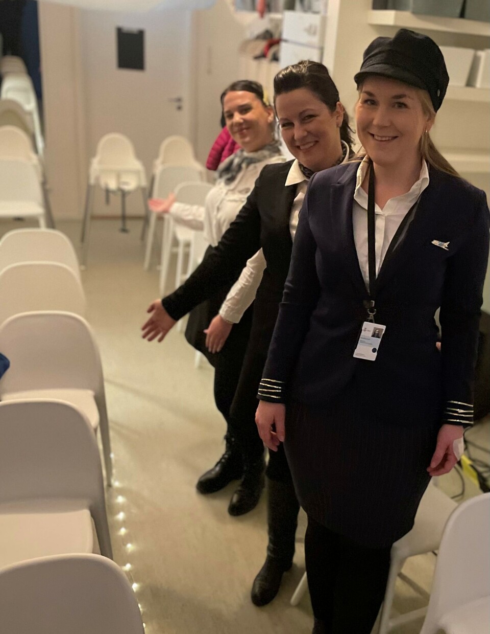 Velkommen om bord. Bakfra: Flyvertinnene Iris Kiràly, Sesilie Vea Thorsen og foran kaptein Emilie Engebretsen. Velkommen om bord. Bakfra: Flyvertinnene Iris Kiràly, Sesilie Vea Thorsen og foran kaptein Emilie Engebretsen.