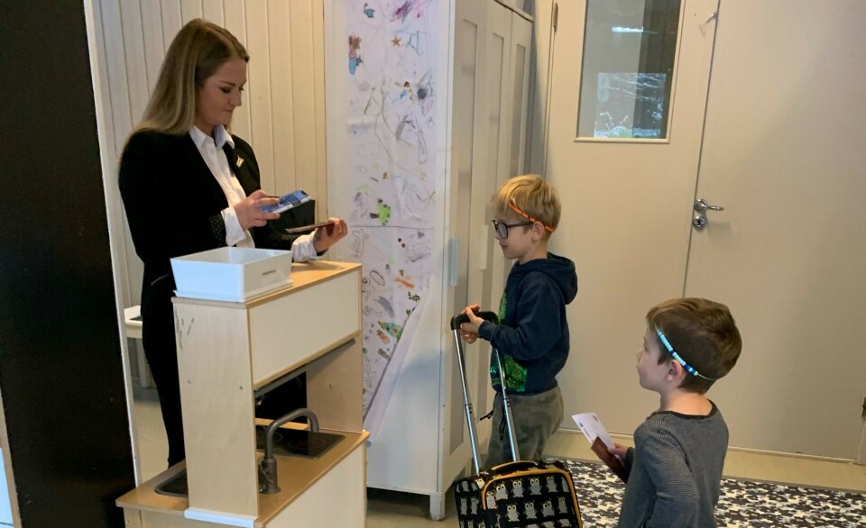 Linn Martinsen står for innsjekkingen av Filip Hygen og Julian Hygen. Linn Martinsen står for innsjekkingen av Filip Hygen og Julian Hygen.