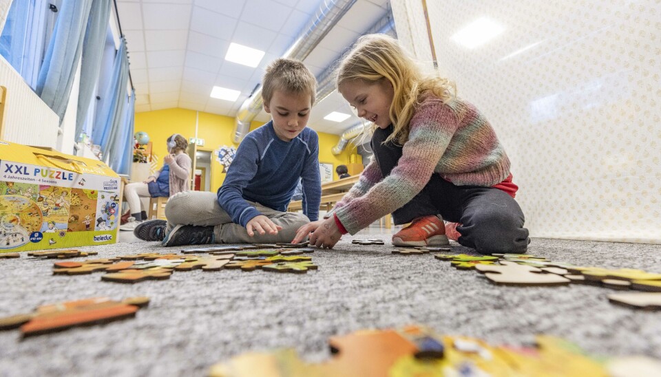 Å sitte stille på stolen er ingen forutsetning for aktivitetene i klasserommet ved Fåvang skole. Maximilian Nicolai og Sara lærer like godt på gulvet. Å sitte stille på stolen er ingen forutsetning for aktivitetene i klasserommet ved Fåvang skole. Maximilian Nicolai og Sara lærer like godt på gulvet.