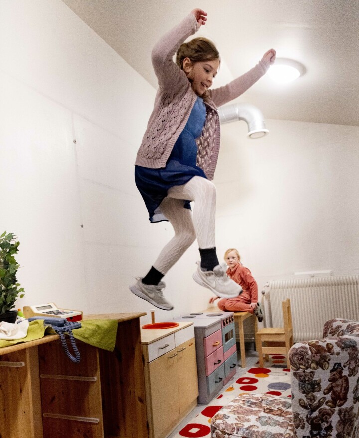 Førsteklassingene ved Fåvang får boltre seg i frileik. Førsteklassingene ved Fåvang får boltre seg i frileik.